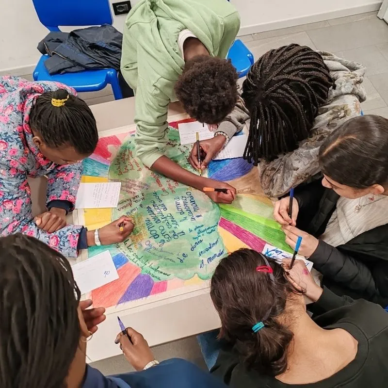 Bambini durante laboratorio di arte collettiva nei centri estivi
