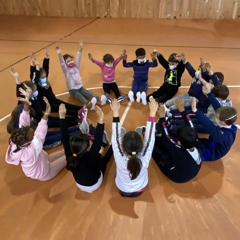 Bambini in cerchio visti dall'alto durante laboratorio danza Henri Olama
