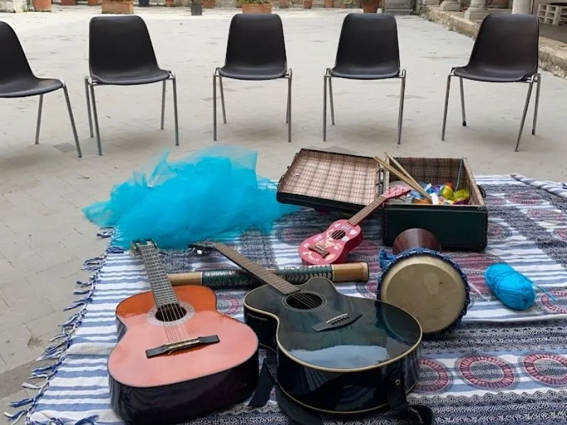 Bambini costruiscono strumenti musicali con materiali di recupero — laboratorio percussioni Henri Olama