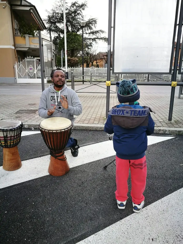 Henri Olama in un momento di riflessione — dalla foresta del Camerun alle scuole di Bergamo