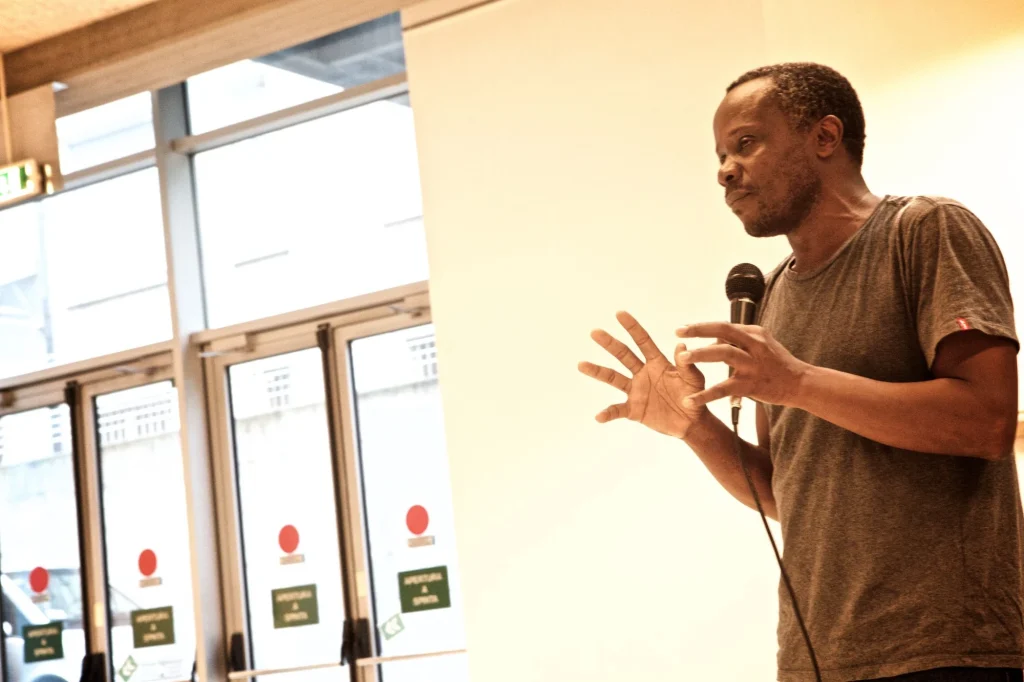 Henri Olama relatore conferenza interculturale keynote Ubuntu Adinkra pubblico