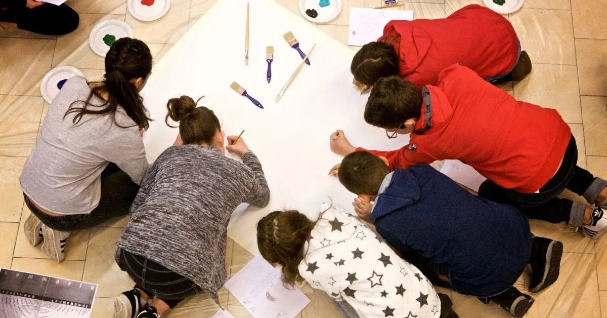 Laboratorio interculturale del Cerchio Doppio — bambini in cerchio con Henri Olama