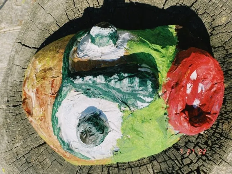 Maschere di cartapesta colorate realizzate con riciclo creativo — laboratorio Henri Olama