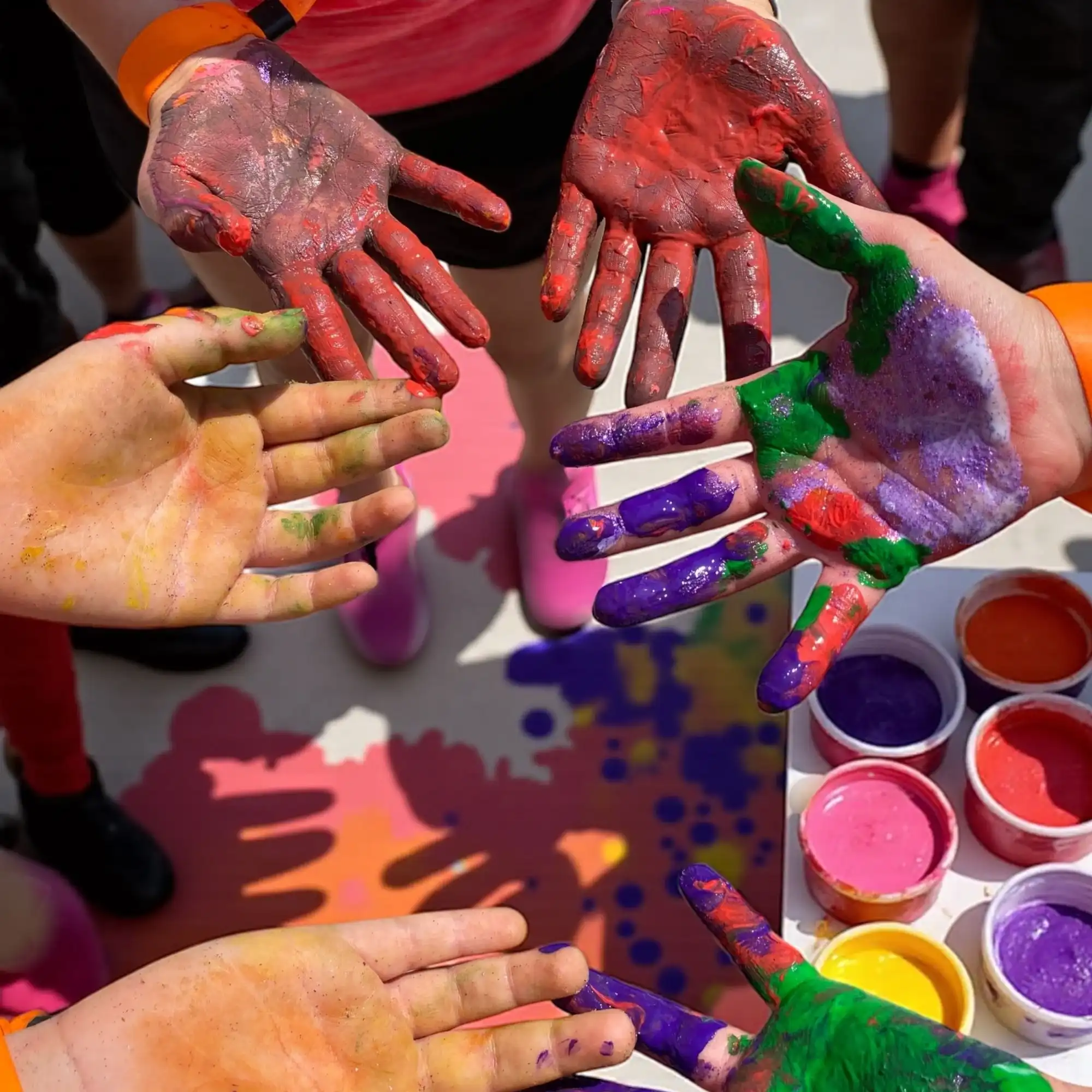 Mani colorate di tempera aperte in cerchio