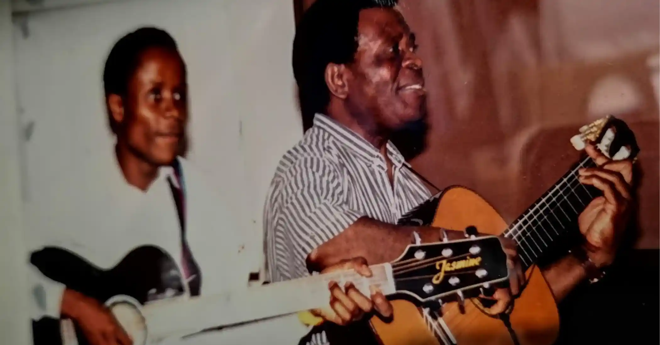 Henri Olama in concerto con Francis Bebey — musicista e scrittore camerunese, foto d'archivio