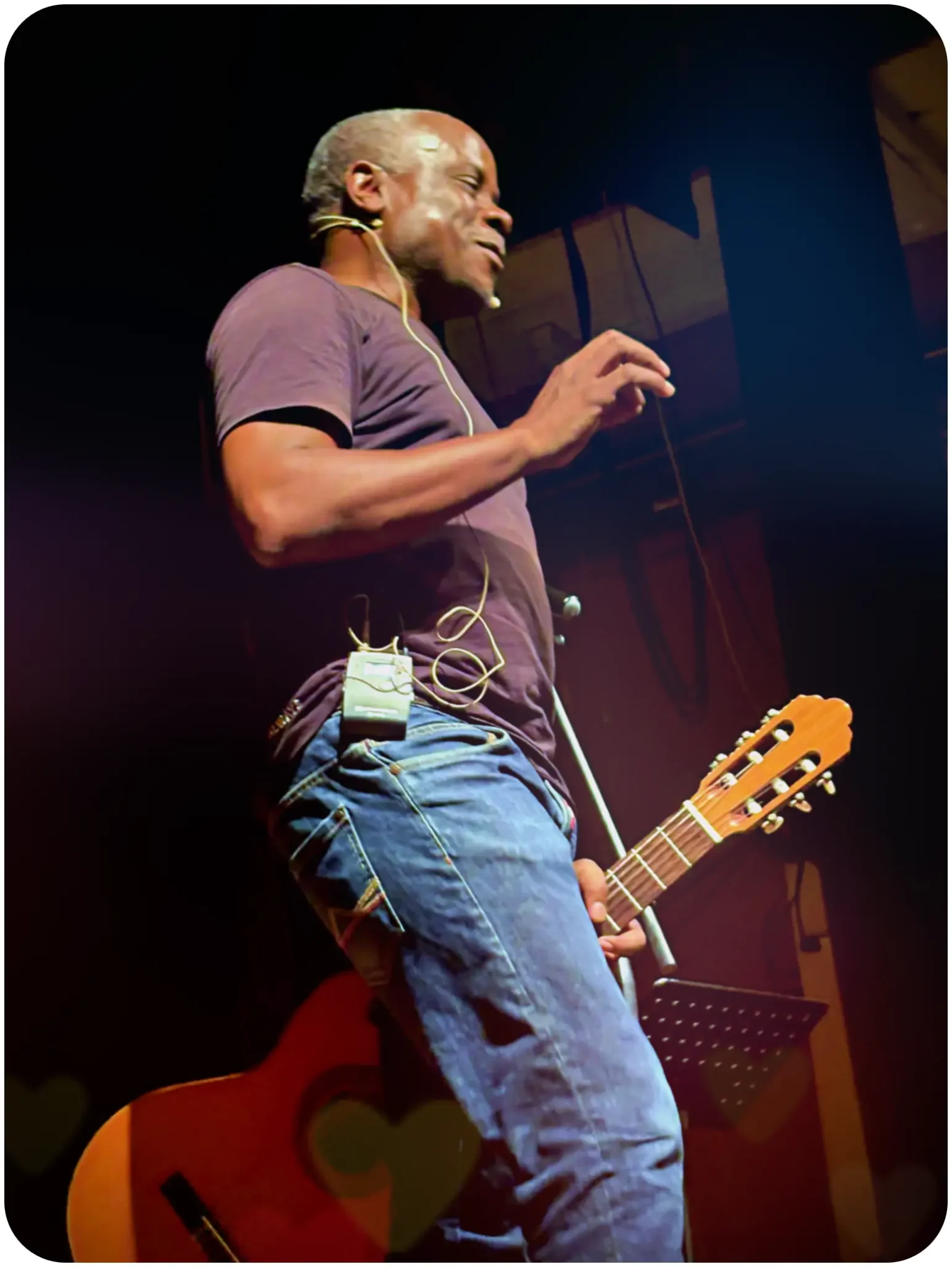 Henri Olama suona la chitarra dal vivo durante la performance ad Anghiari