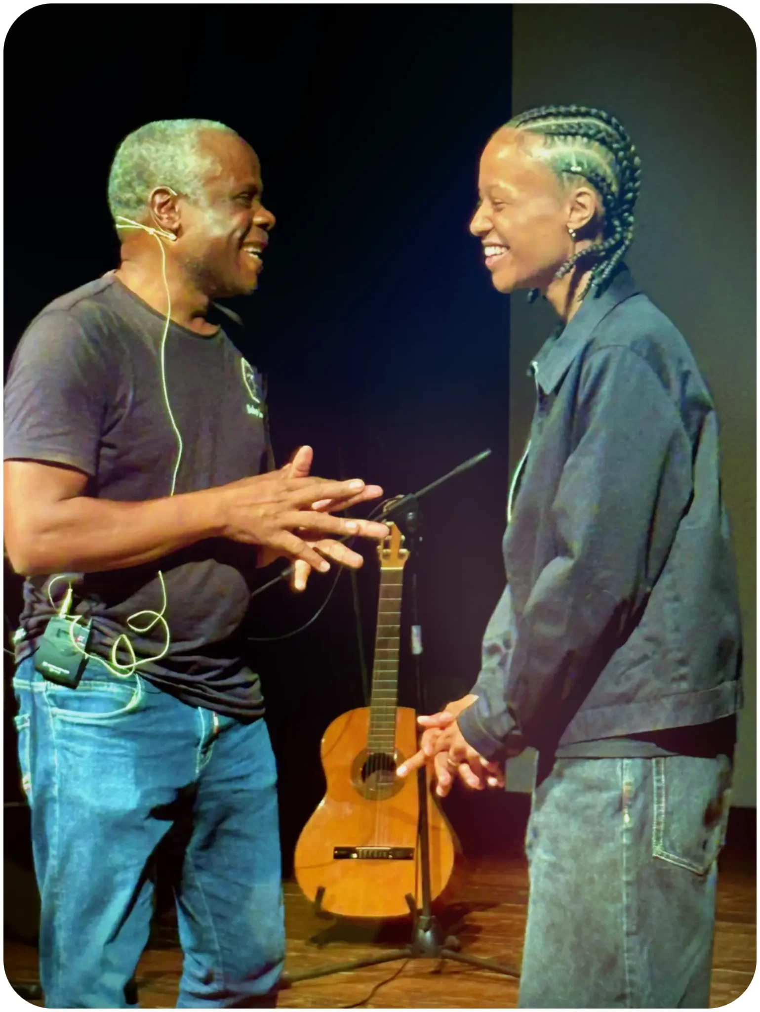 Henri Olama e Salomée sul palco del Teatro di Anghiari prima della performance Ciò che l'albero custodisce