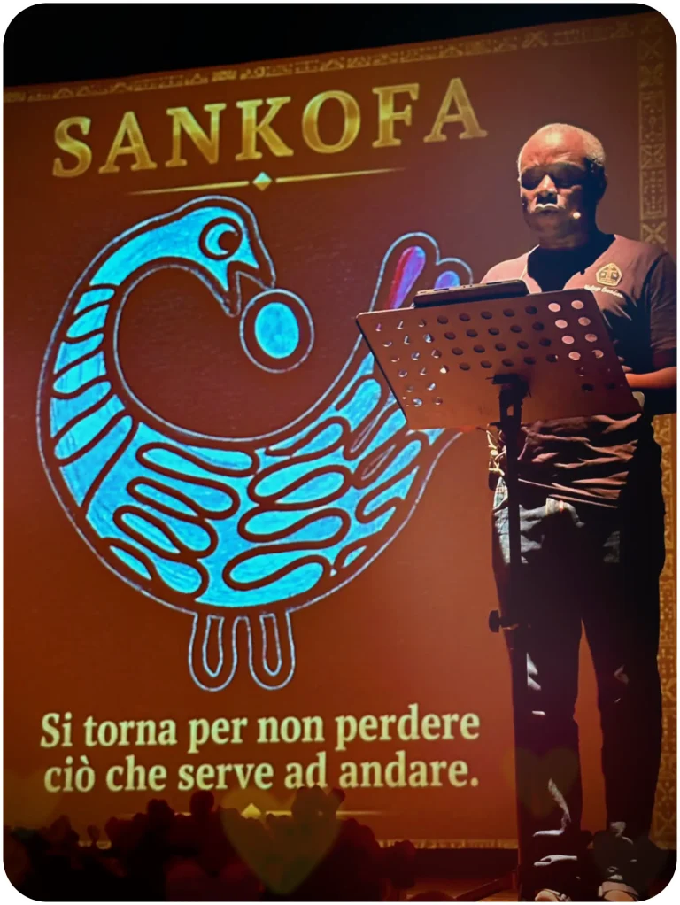 Henri Olama racconta il simbolo Adinkra Sankofa sul palco del Festival dell'Autobiografia di Anghiari