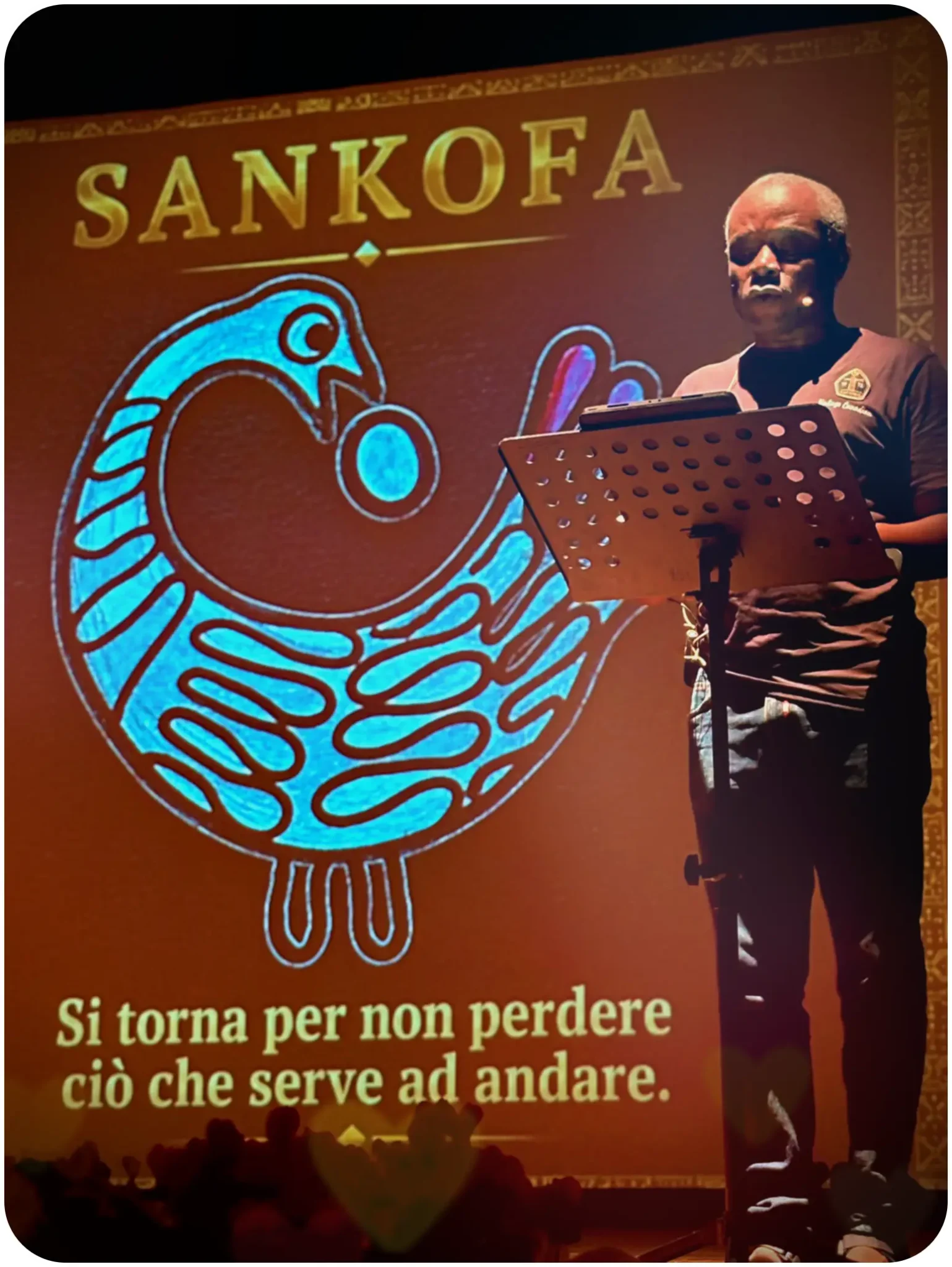 Henri Olama racconta il simbolo Adinkra Sankofa sul palco del Festival dell'Autobiografia di Anghiari
